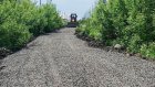 В микрорайоне Ласточкино Гнездо отсыпают щебнем дороги