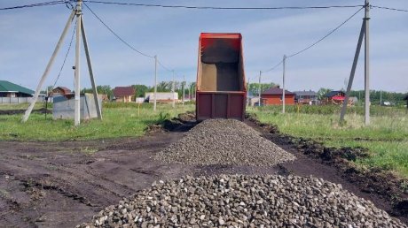 В микрорайоне Ласточкино Гнездо отсыпают щебнем дороги