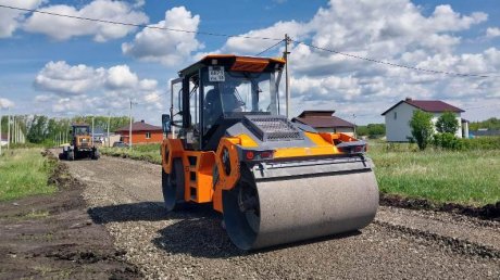 В микрорайоне Ласточкино Гнездо отсыпают щебнем дороги