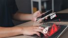 Россиян предупреждают об опасности стать дропперами