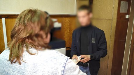 Кузнечанин забрал деньги у девочки, которая хотела спасти маму