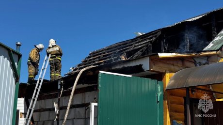 В Нижнем Ломове 15 спасателей тушили загоревшийся дом
