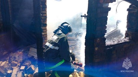 В Саловке горящий дом тушили 17 пожарных