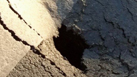 На Суворова провалился асфальт на месте работ полугодовой давности