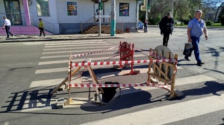 На Суворова провалился асфальт на месте работ полугодовой давности