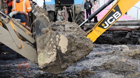 На Суворова провалился асфальт на месте работ полугодовой давности