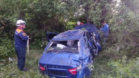 В Пензе спасатели достали из машины тело погибшего водителя