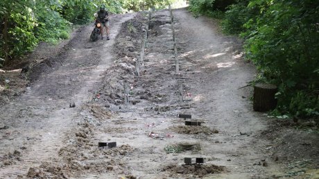 В Пензе монтируют лестницу между Тропой здоровья и ул. Пацаева