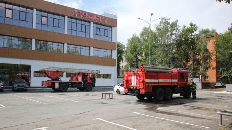 К торговому центру на Западной Поляне съехались пожарные