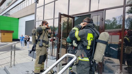 К торговому центру на Западной Поляне съехались пожарные
