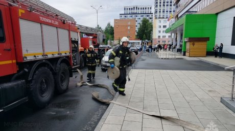 К торговому центру на Западной Поляне съехались пожарные
