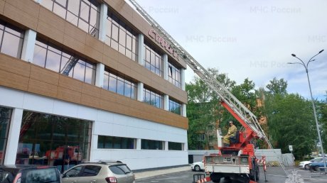 К торговому центру на Западной Поляне съехались пожарные
