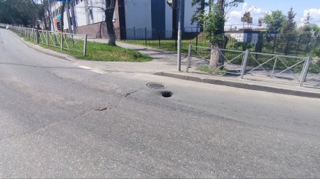 На улице Захарова в Пензе появилась дыра в асфальте