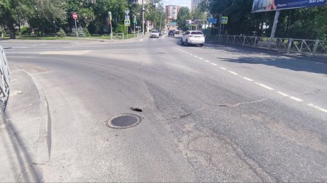 На улице Захарова в Пензе появилась дыра в асфальте