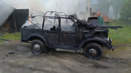 Ночной пожар в поселке Лунино: сгорели машина и мотоцикл