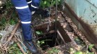 В Пензе спасатели достали собаку из глубокой ямы