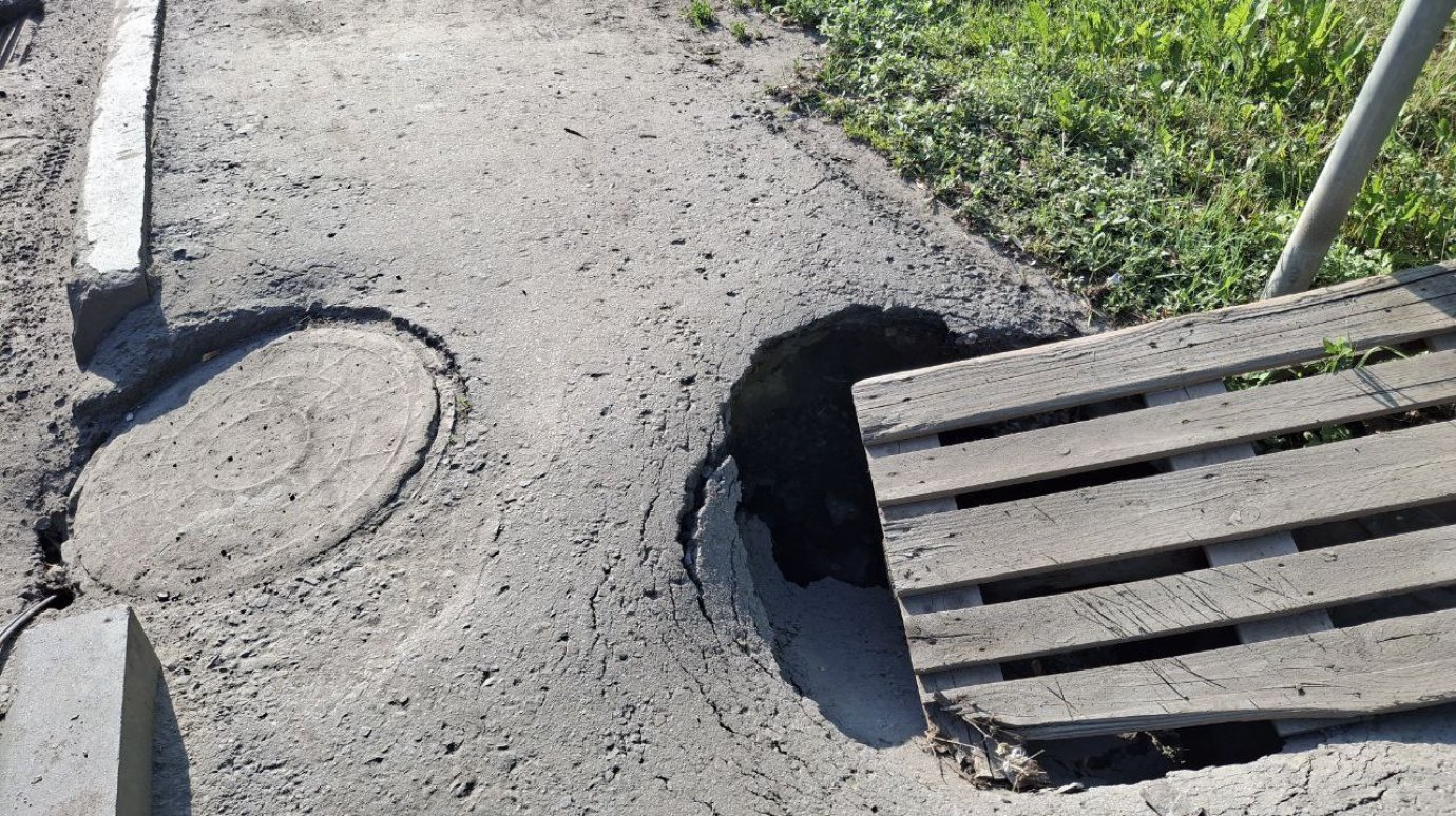 На тротуаре под мостом на проспекте Победы провалился асфальт
