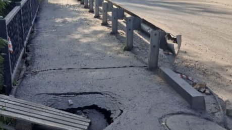 На тротуаре под мостом на проспекте Победы провалился асфальт