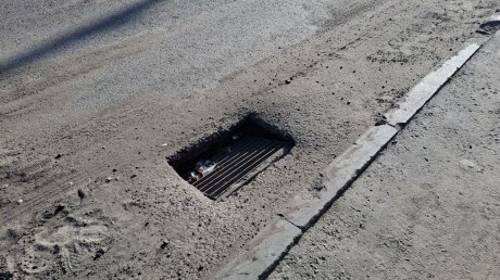 На тротуаре под мостом на проспекте Победы провалился асфальт