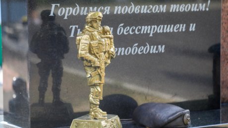 Олег Мельниченко почтил память гвардии старшины Сергея Гринина
