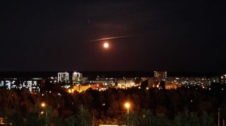 Пензенцы наблюдали в небе Клубничную Луну