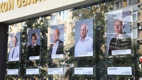 Губернатор открыл обновленную Галерею почета и славы