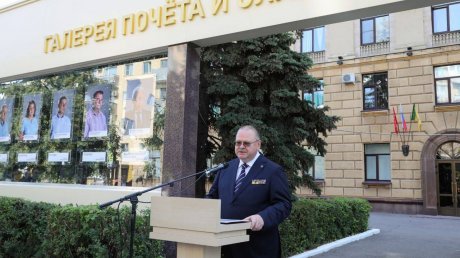 Губернатор открыл обновленную Галерею почета и славы