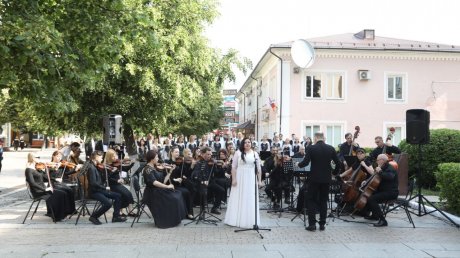 Губернатор открыл обновленную Галерею почета и славы