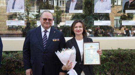 Губернатор открыл обновленную Галерею почета и славы