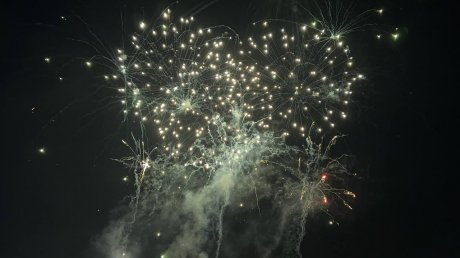 На набережной отгремел салют в честь Дня России и Дня города