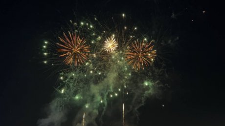 На набережной отгремел салют в честь Дня России и Дня города
