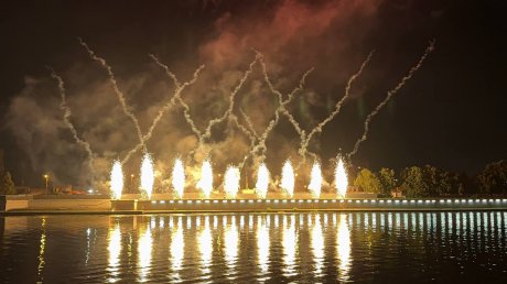 На набережной отгремел салют в честь Дня России и Дня города