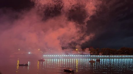 На набережной отгремел салют в честь Дня России и Дня города