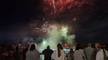 На набережной отгремел салют в честь Дня России и Дня города