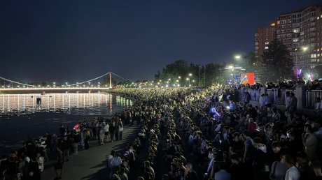 На набережной отгремел салют в честь Дня России и Дня города