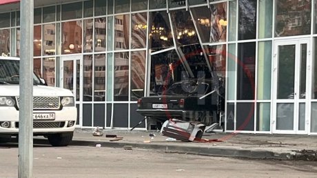 В Пензе «Волга» протаранила стену из стекла и въехала в магазин