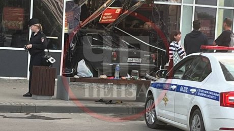 В Пензе «Волга» протаранила стену из стекла и въехала в магазин