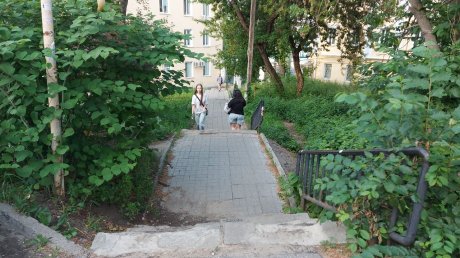 Пензенцы ждут обновления лестницы у остановки «Детская библиотека»