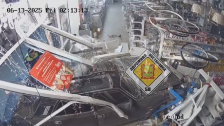 В Пензе задержали водителя «Волги», протаранившего магазин