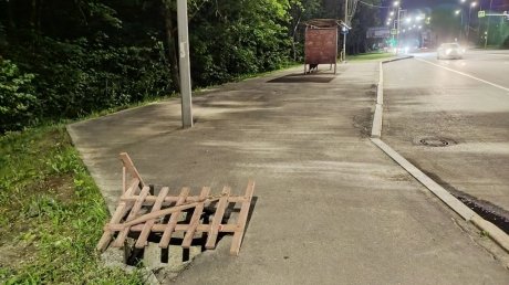 Пензенцы рискуют упасть в яму у остановки «Улица Попова»