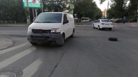 Опубликованы новые кадры с места серьезного ДТП на ул. Калинина