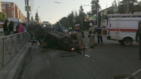 Опубликованы новые кадры с места серьезного ДТП на ул. Калинина