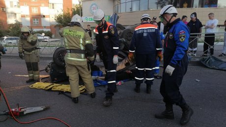 Опубликованы новые кадры с места серьезного ДТП на ул. Калинина