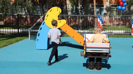 В Пензе у психиатрической больницы построили детскую площадку