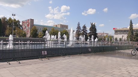 В Пензе выставили ограждение вокруг главного фонтана