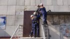 Спасатели сняли мужчину с козырька подъезда на проспекте Строителей