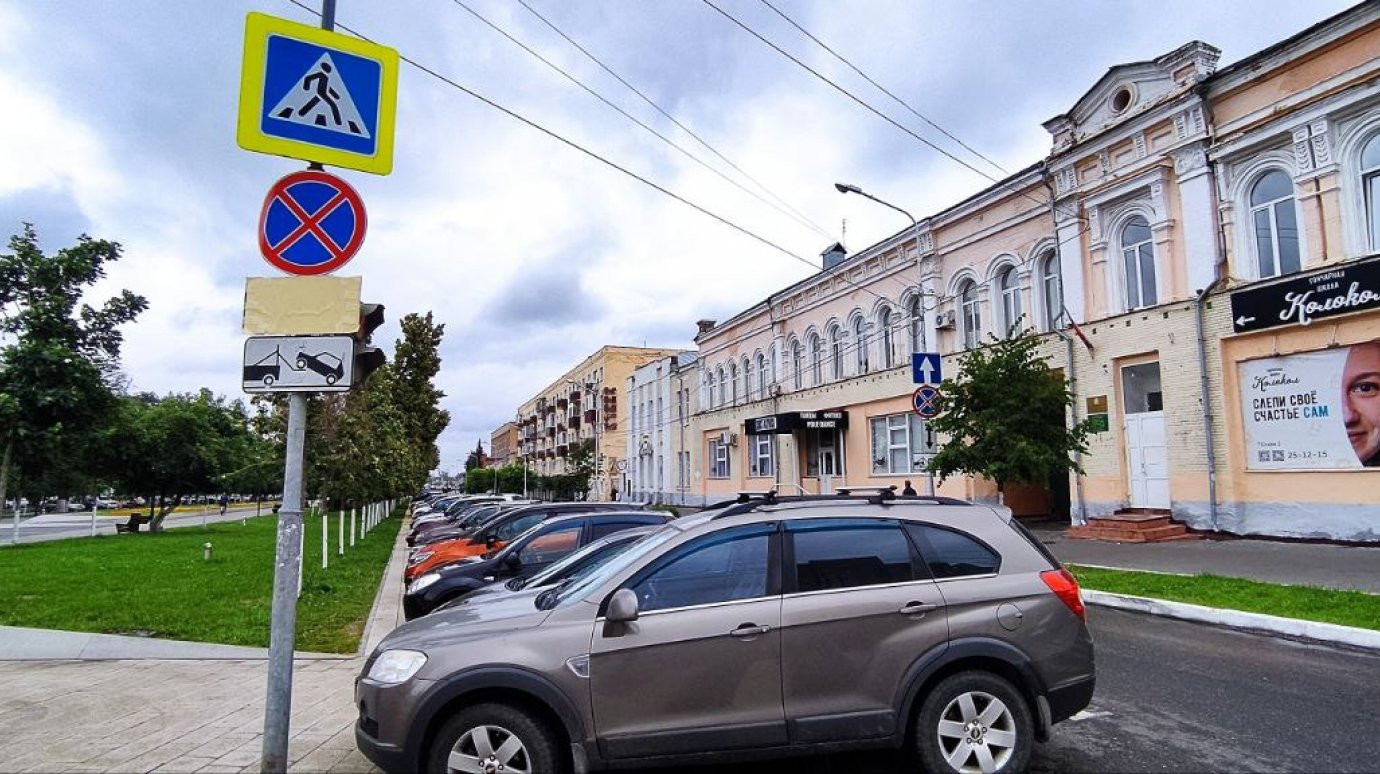 На улице Славы заклеено время действия знака «Остановка запрещена»