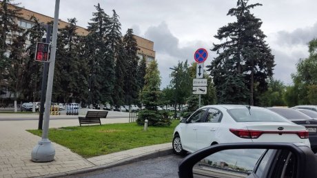 На улице Славы заклеено время действия знака «Остановка запрещена»