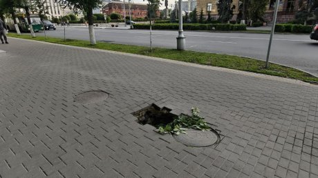 В Пензе напротив правительства появился опасный провал