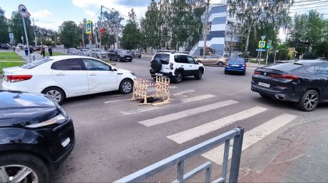 Город ям: на ул. Ленинградской заметили провал на дороге